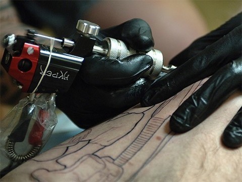Ученые рассказали, насколько часто татуировки  и пирсинг приводят к проблемам со здоровьем